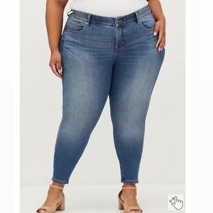 Size 30R torrid bombshell skinny jeans